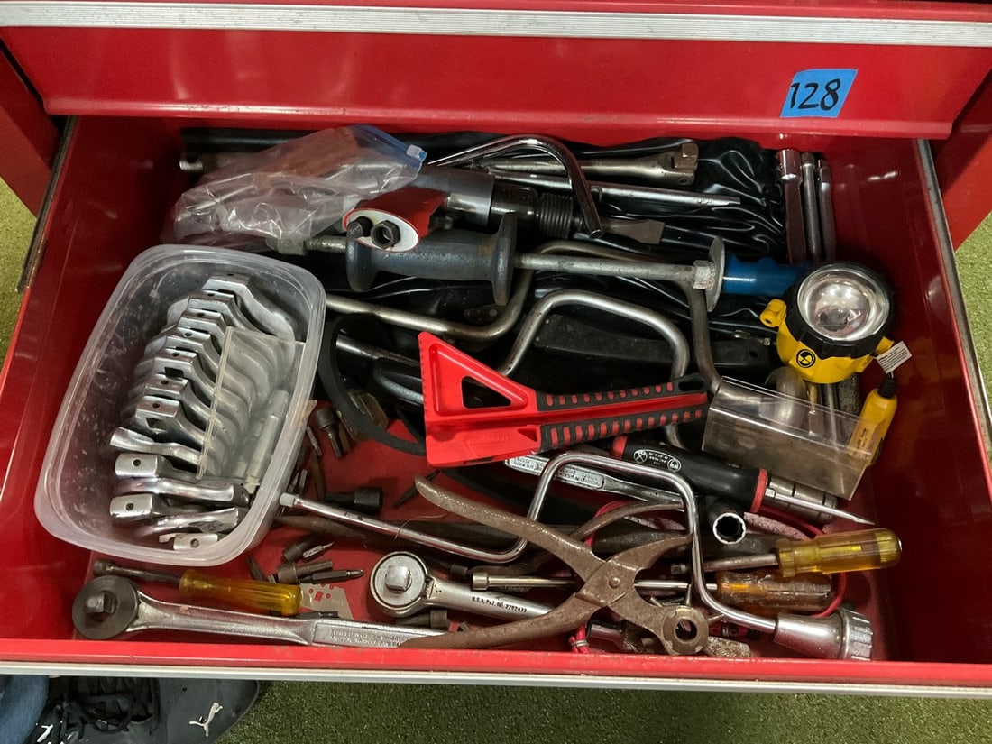 Various tools(flashlight, screwdriver, etc.) (1 of 1)