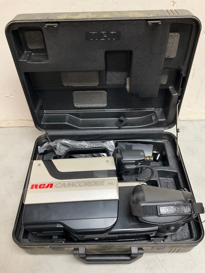Vintage RCA camcorder in original case(model:CC310): Vintage RCA camcorder in original case(model:CC310)