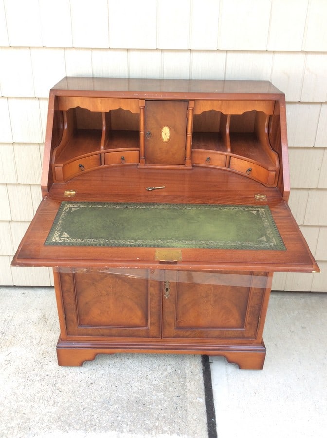 Vinatge desk with lock/key, pull out top(29in.x18.5in.x40in.): Vinatge desk with lock/key, pull out top(29in.x18.5in.x40in.)