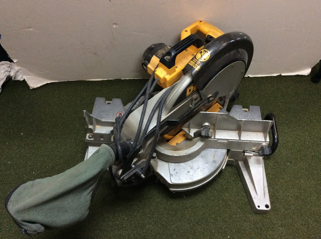 Dewalt 12'' compound miter saw (1 of 1)