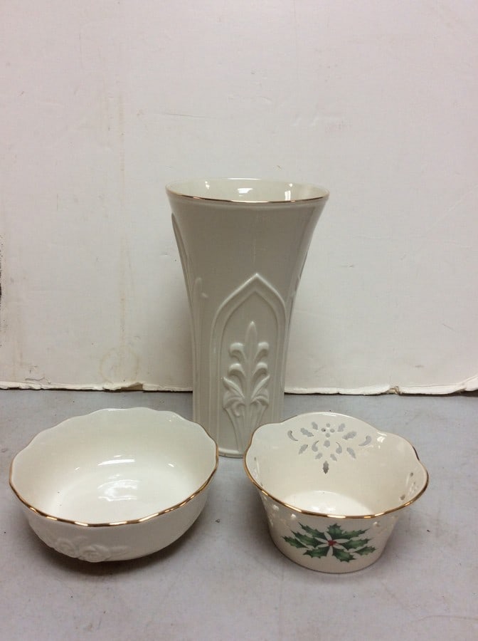 Lenox bowls and vase(9in.tall): Lenox bowls and vase(9in.tall)