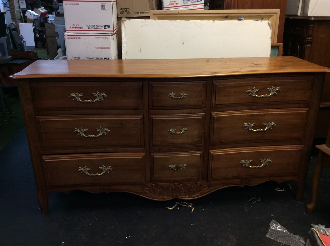 Ethan Allen dresser(70in.x20in.x35in.): Ethan Allen dresser(70in.x20in.x35in.)