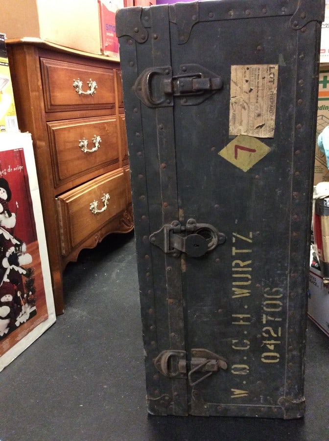 Vintage chest(34in.x20.5in.x14.5in.): Vintage chest(34in.x20.5in.x14.5in.)