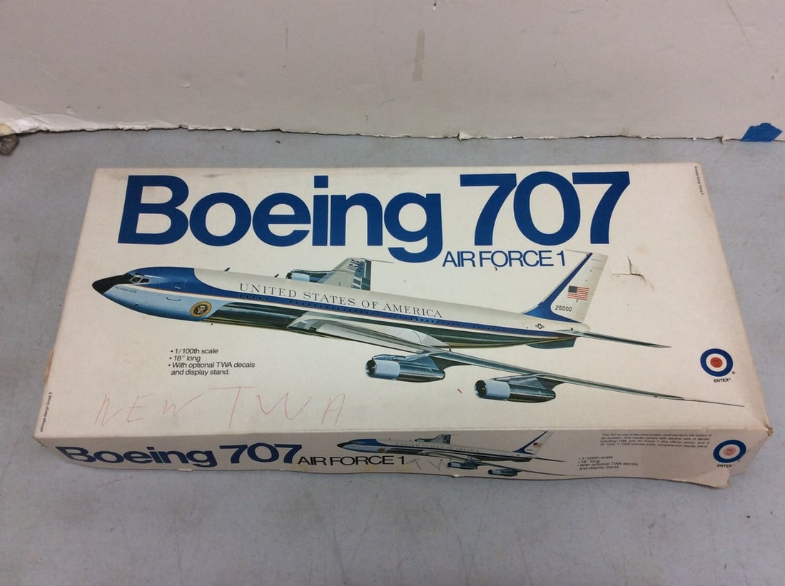 Vintage Boeing 707 airforce 1 model (no.8519) (1 of 1)