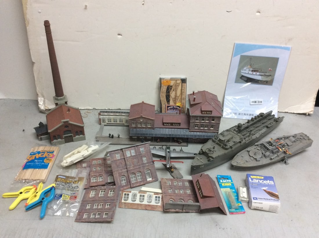 Vintage Boat/Building Models and more (Tallest-14.25in): Vintage Boat/Building Models and more (Tallest-14.25in)