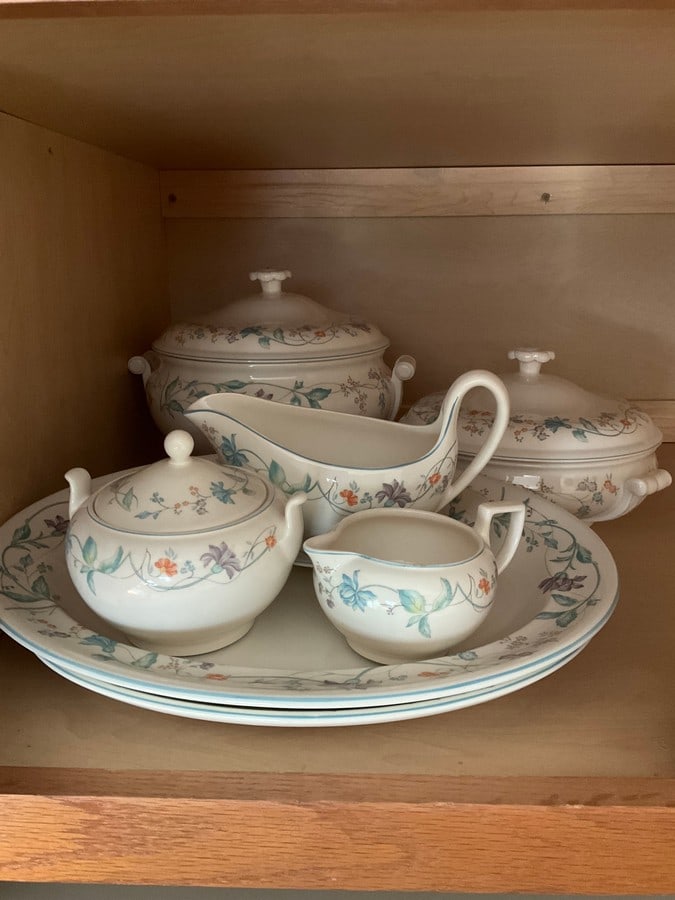 Wedgwood queens ware plates, teapot, gravy boat, bowls with lids, and more(tallest about 8in.): Wedgwood queens ware plates, teapot, gravy boat, bowls with lids, and more(tallest about 8in.)