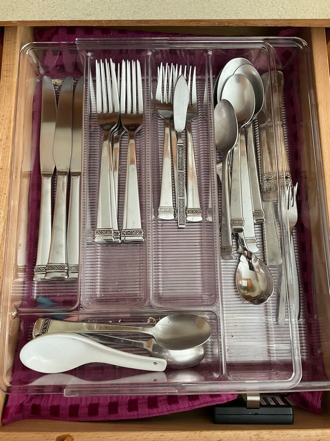 Various utensils (Oneida, steel autumn, etc.) and utensils organizer: Various utensils (Oneida, steel autumn, etc.) and utensils organizer