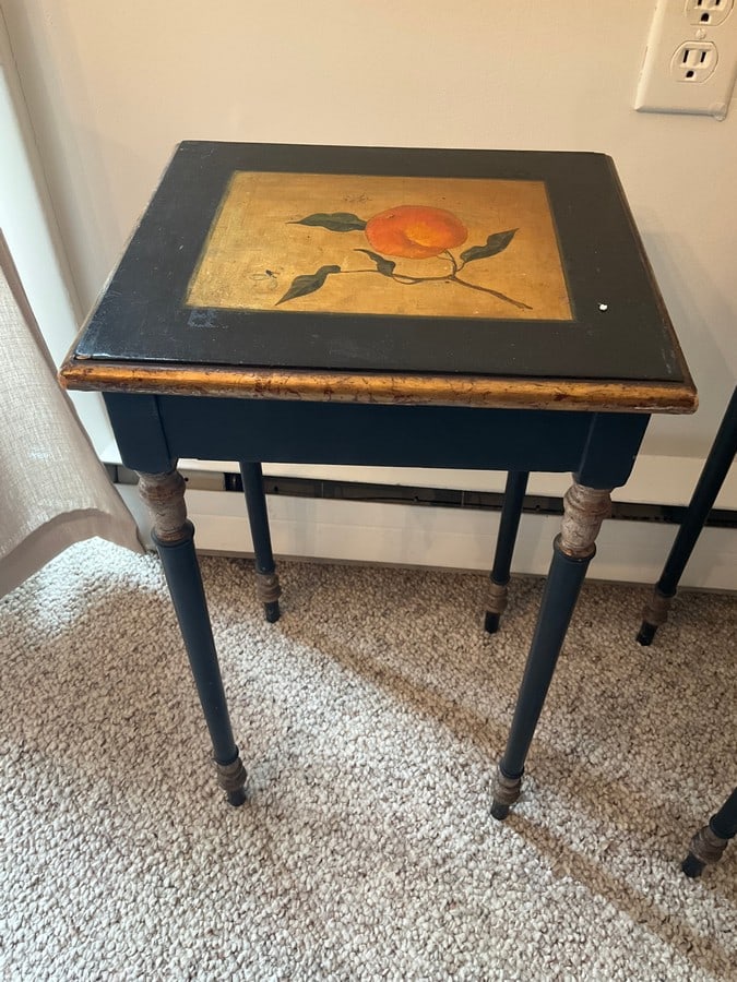 Small wooden table(12in.x10.5in.x21in.): Small wooden table(12in.x10.5in.x21in.)