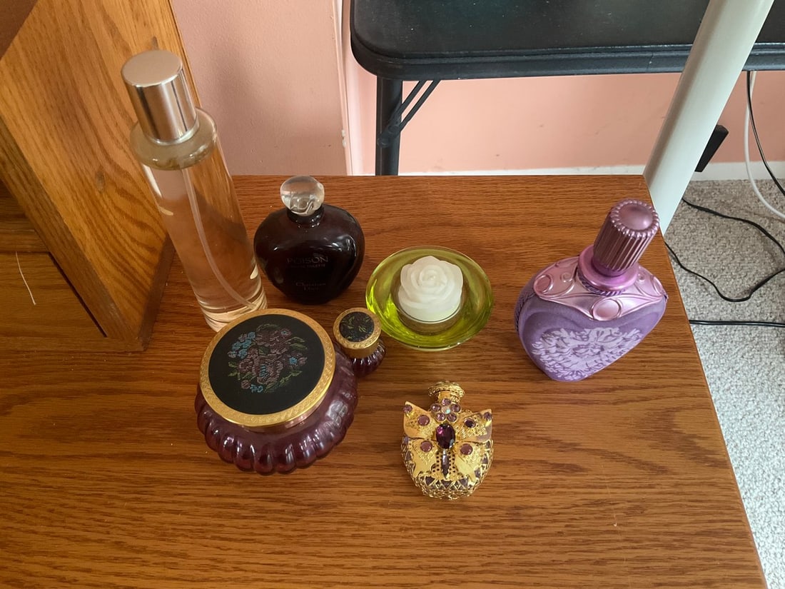Various perfumes(Poison by Christian Dior, Escada, and more): Various perfumes(Poison by Christian Dior, Escada, and more)