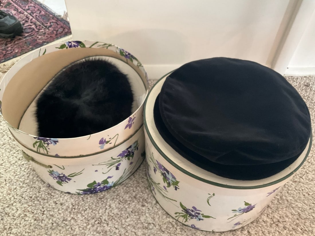 Velvet cap with box and  Mink cap with box (1 of 1)