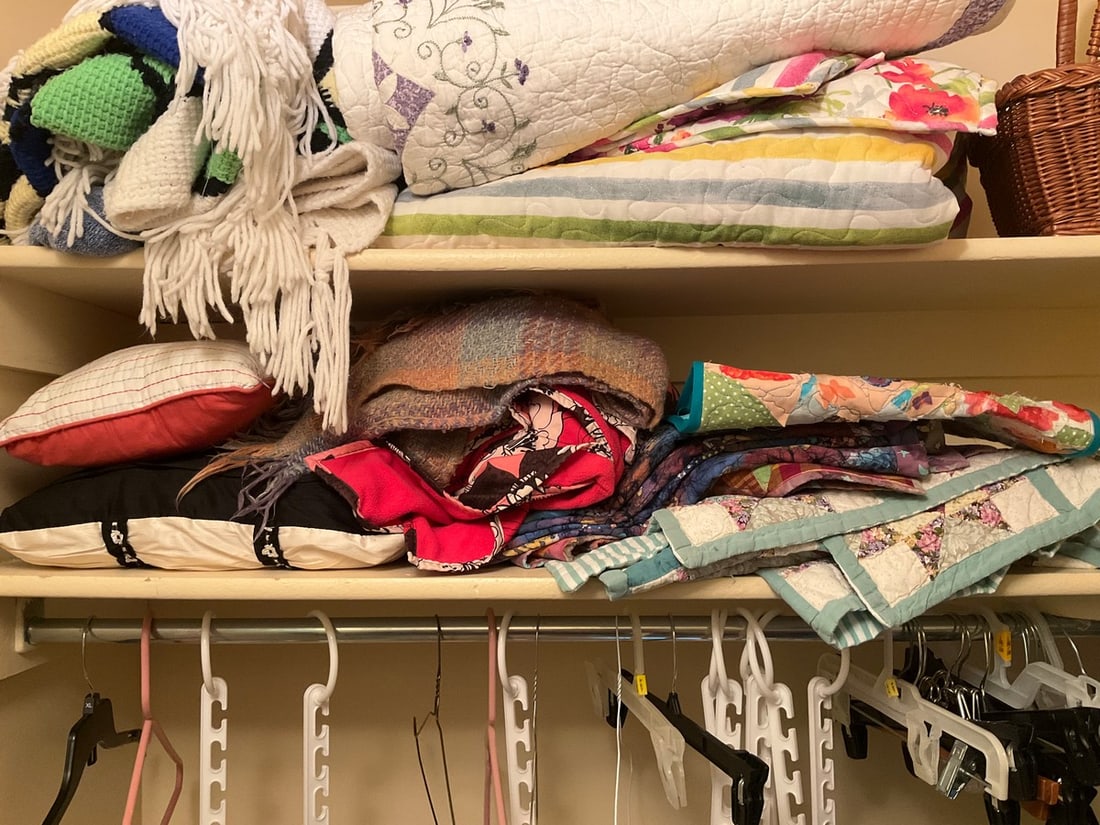 Various quilts/blankets: Various quilts/blankets