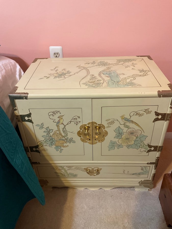 Vintage nightstand with cabinets and drawers(24in.x16in.x23.5in.): Vintage nightstand with cabinets and drawers(24in.x16in.x23.5in.)