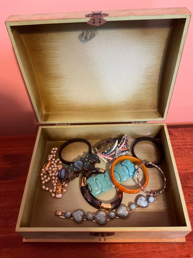 Costume jewelry(mostly bracelets): Costume jewelry(mostly bracelets)