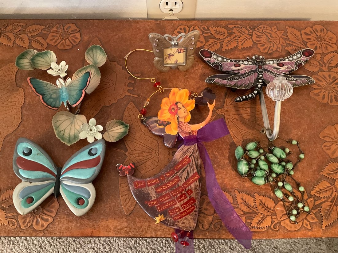 House decor(butterflies and woman wall hangings/hook) (1 of 1)