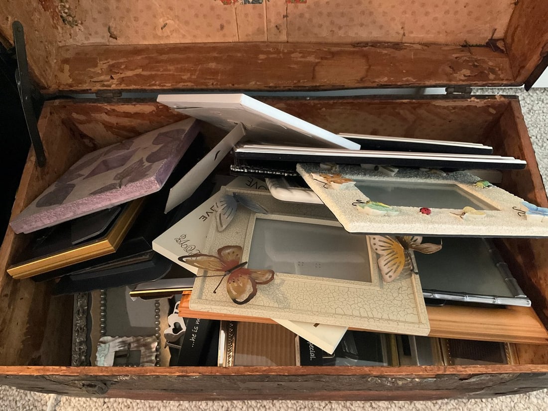 Various empty photo frames in various sizes (1 of 1)