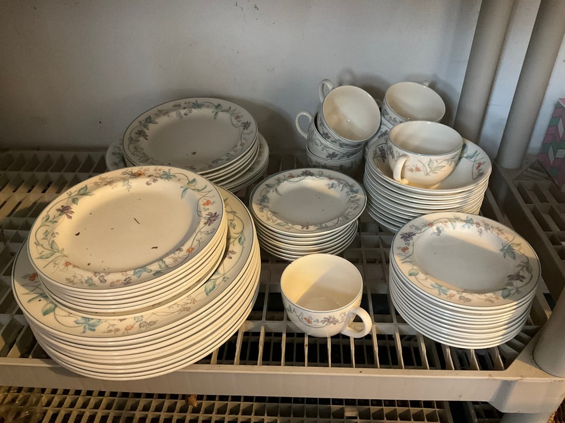 Wedgwood queen’s ware set(plates-longest 10.5in.across/cups) (1 of 1)