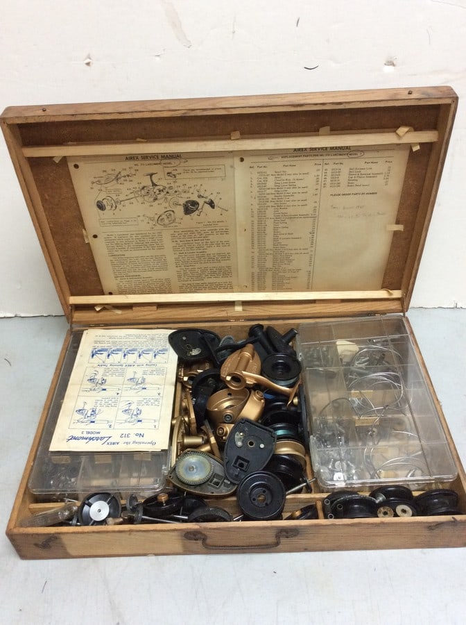 Vintage fishing pieces in case(20.75in.x13.25in.): Vintage fishing pieces in case(20.75in.x13.25in.)