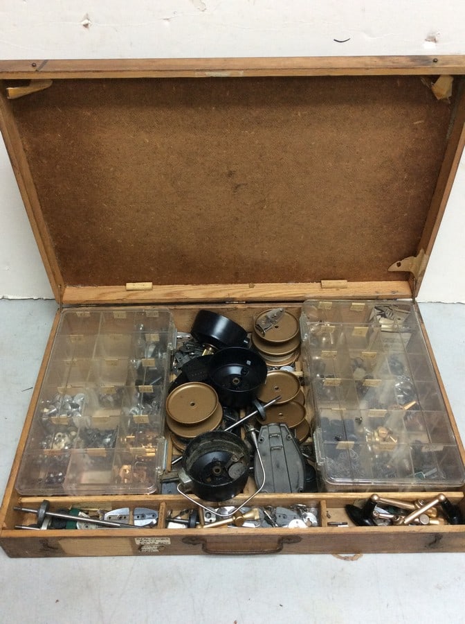 Vintage fishing pieces in case(20.75in.x13.25in.): Vintage fishing pieces in case(20.75in.x13.25in.)