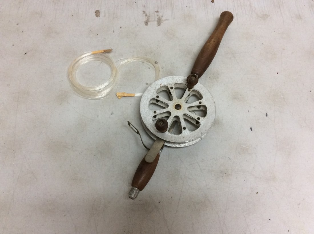 Vintage fishing reel(19in.long): Vintage fishing reel(19in.long)