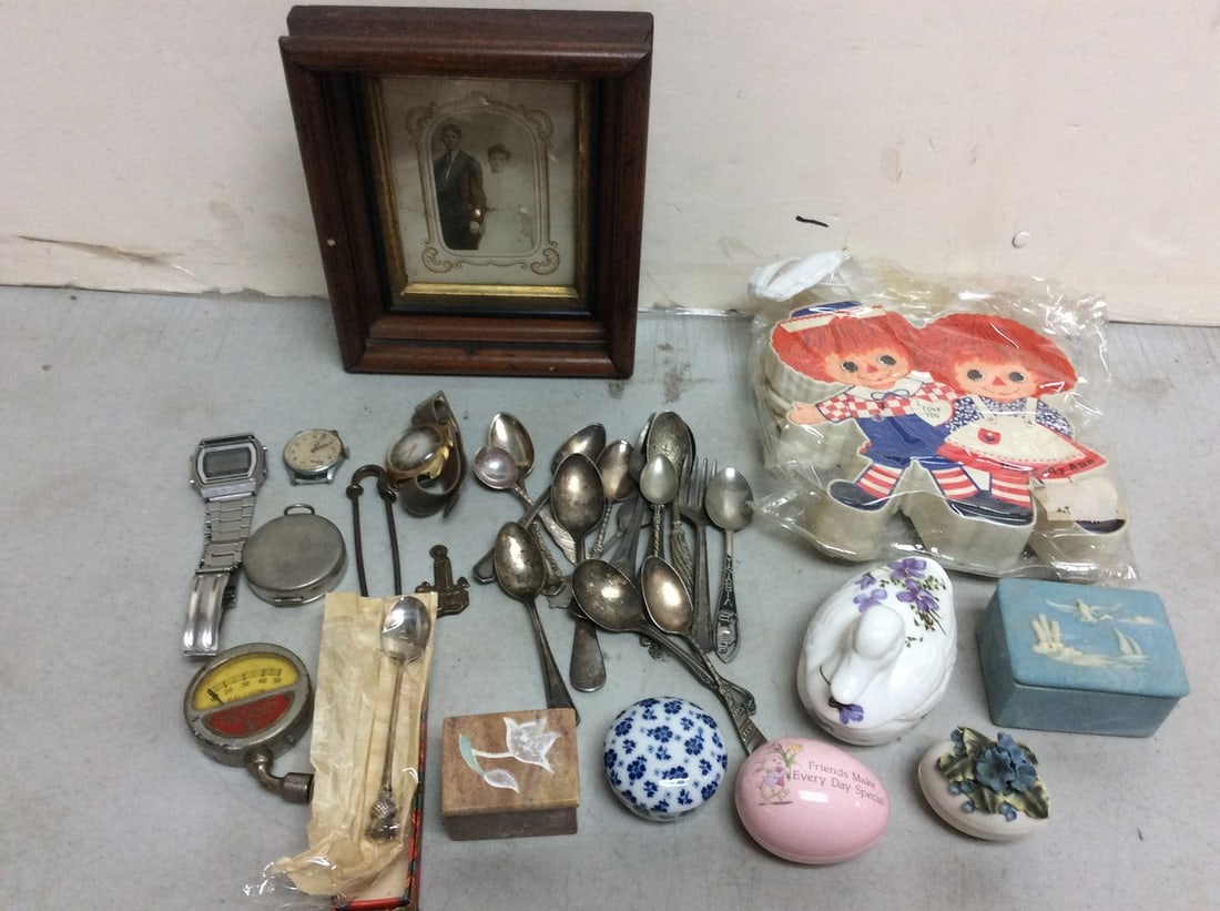 Decorative ceramics/trinkets(Chessel pottery, Design Gifts,etc.), Raggedy Ann & Andy radio, watches,: Decorative ceramics/trinkets(Chessel pottery, Design Gifts,etc.), Raggedy Ann & Andy radio, watches, and framed vintage photograph()