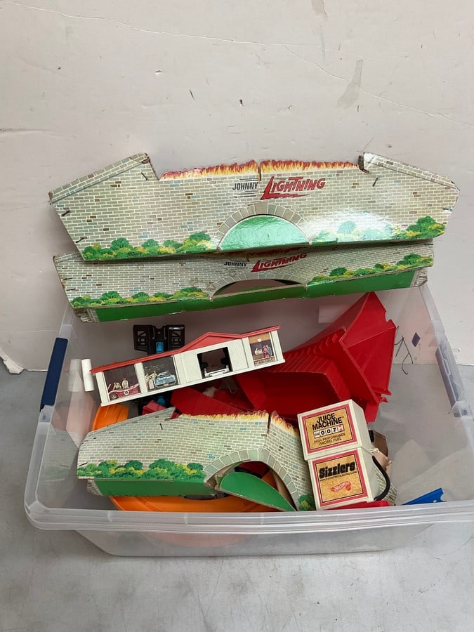 Vintage Building Set Pieces/accessories (1 of 1)