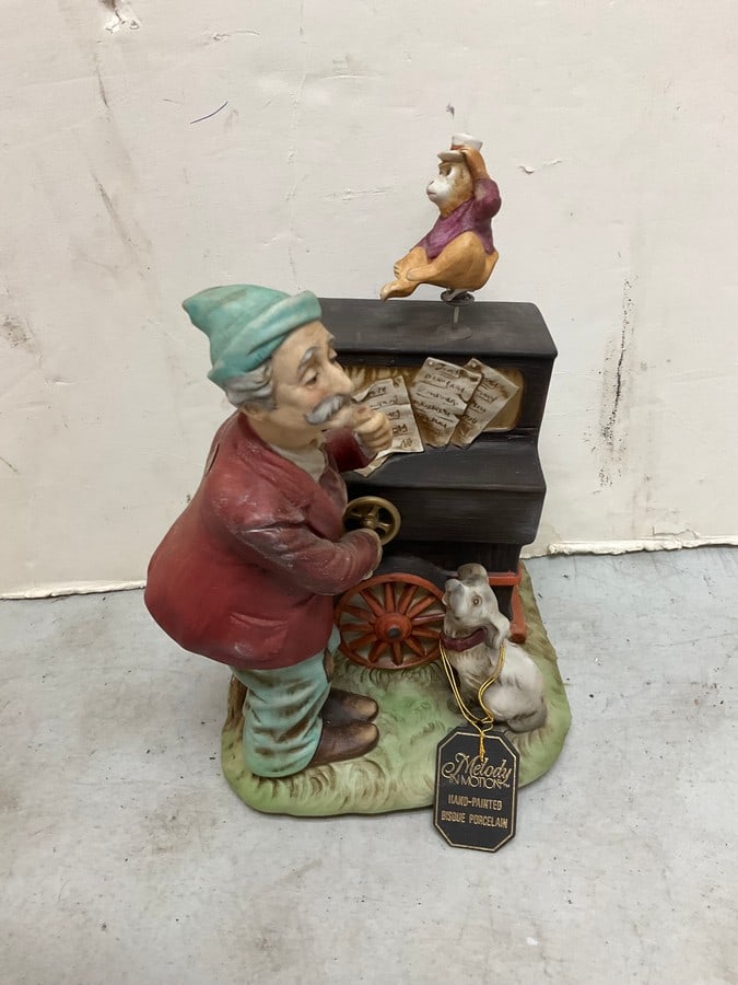 Waco Porcelain Melody in Motion Statue (10.25in): Waco Porcelain Melody in Motion Statue (10.25in)