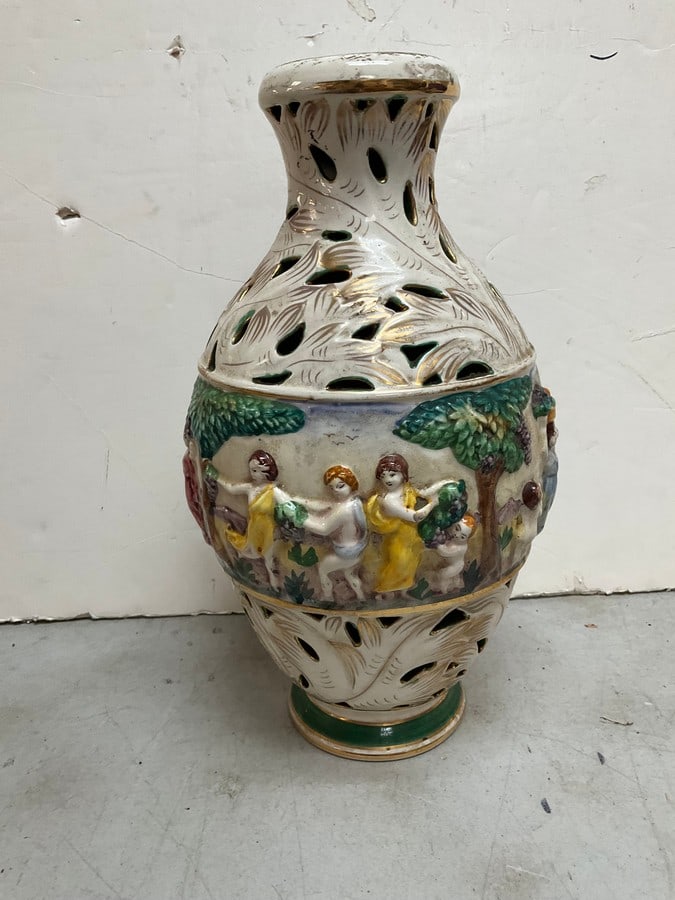 CAPODIMONTE Italy Ceramic Vase - Handpainted in Italy(14in tall): CAPODIMONTE Italy Ceramic Vase - Hand painted in Italy(14in tall)