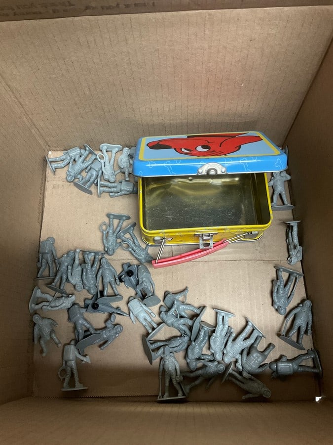 Clifford lunchbox and army men figurines: Clifford lunchbox and army men figurines