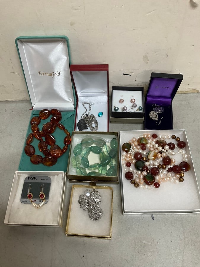 Costume jewelry(earrings, necklaces, and more): Costume jewelry(earrings, necklaces, and more)