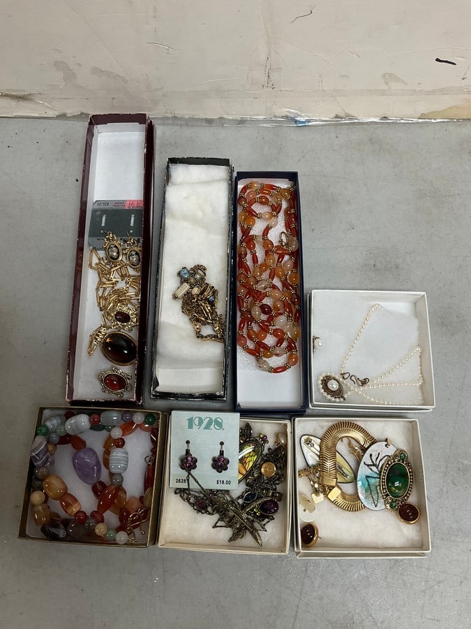 Costume jewelry(earrings, necklaces, and more): Costume jewelry(earrings, necklaces, and more)