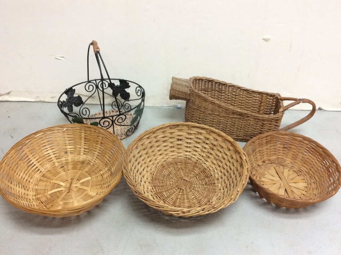 Various Wicker Bowls and Decorative Baskets (Tallest - 9.5in): Various Wicker Bowls and Decorative Baskets (Tallest - 9.5in)