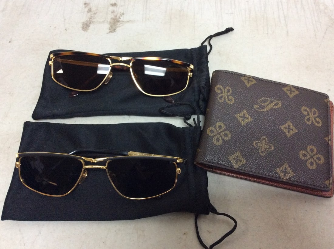 Decorative sunglasses and wallet: Decorative sunglasses and wallet