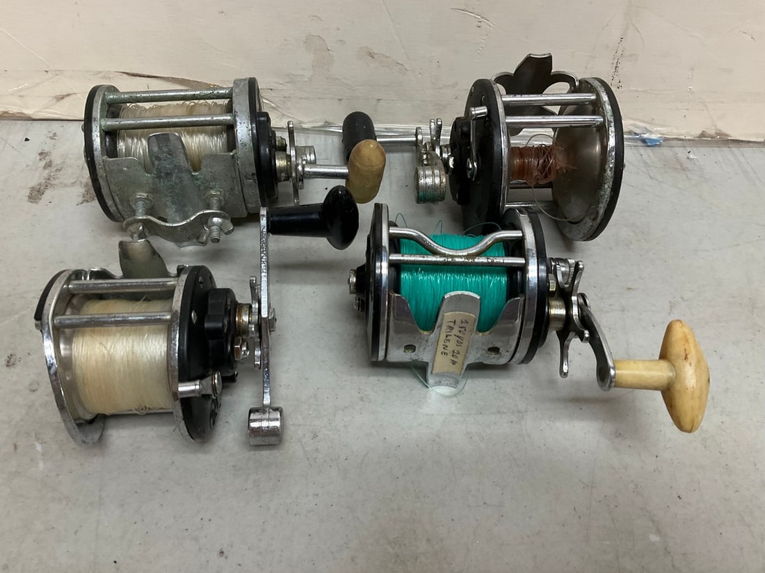 Lot of Vintage Fishing Reels: Lot of Vintage Fishing Reels