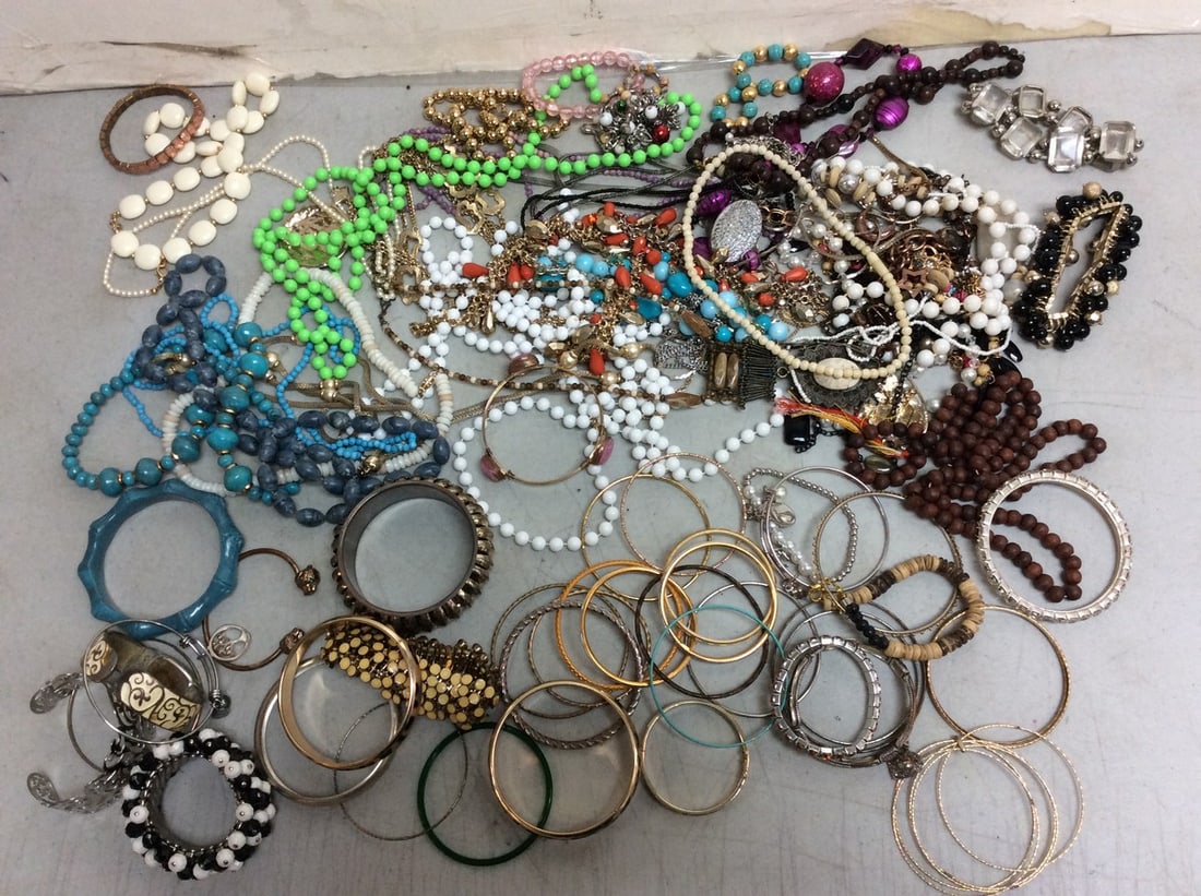 Costume jewelry(Bracelets and necklaces): Costume jewelry(Bracelets and necklaces)