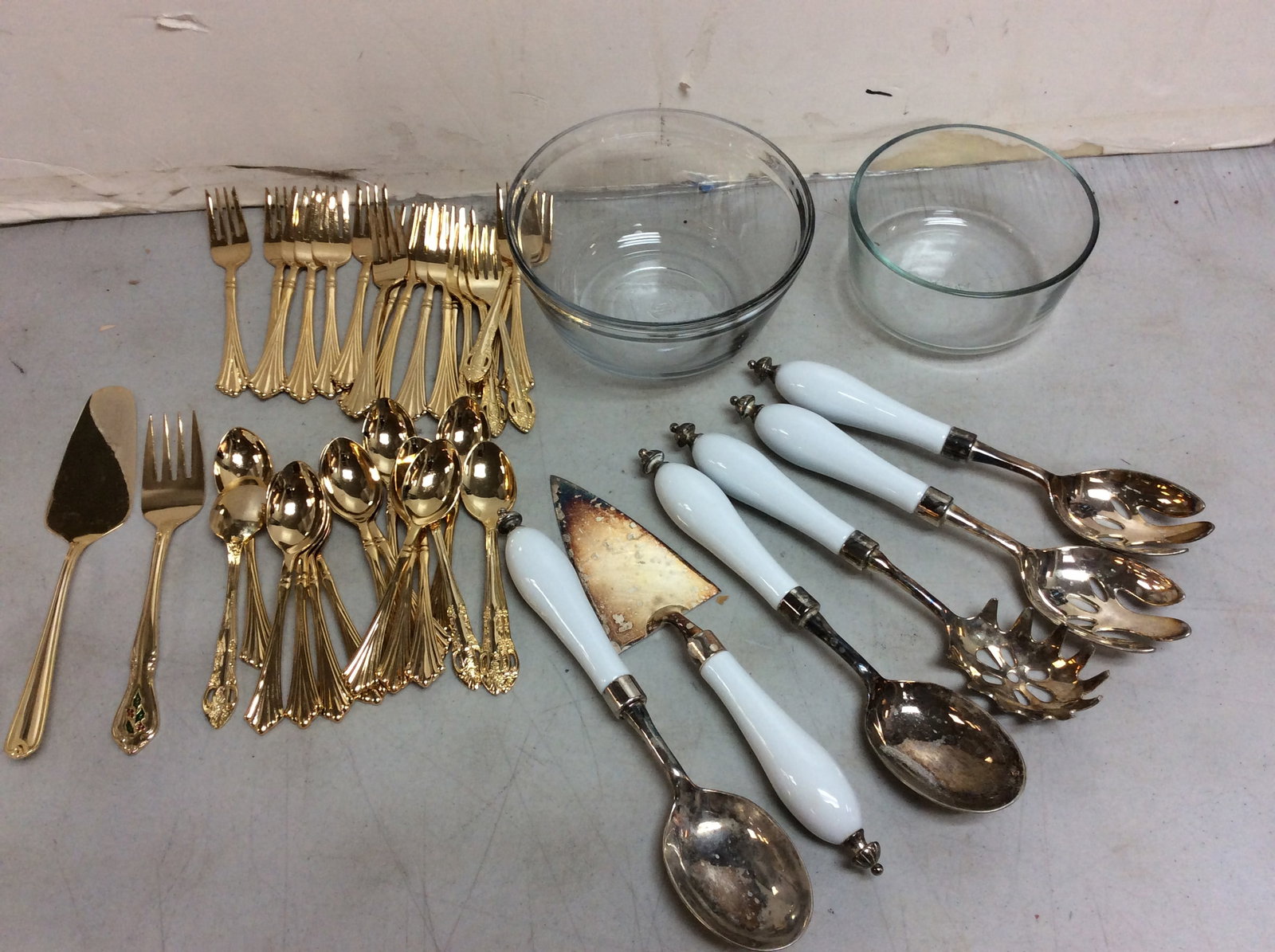 Glass bowls(tallest 3.75in.) and various utensils: Glass bowls(tallest 3.75in.) and various utensils