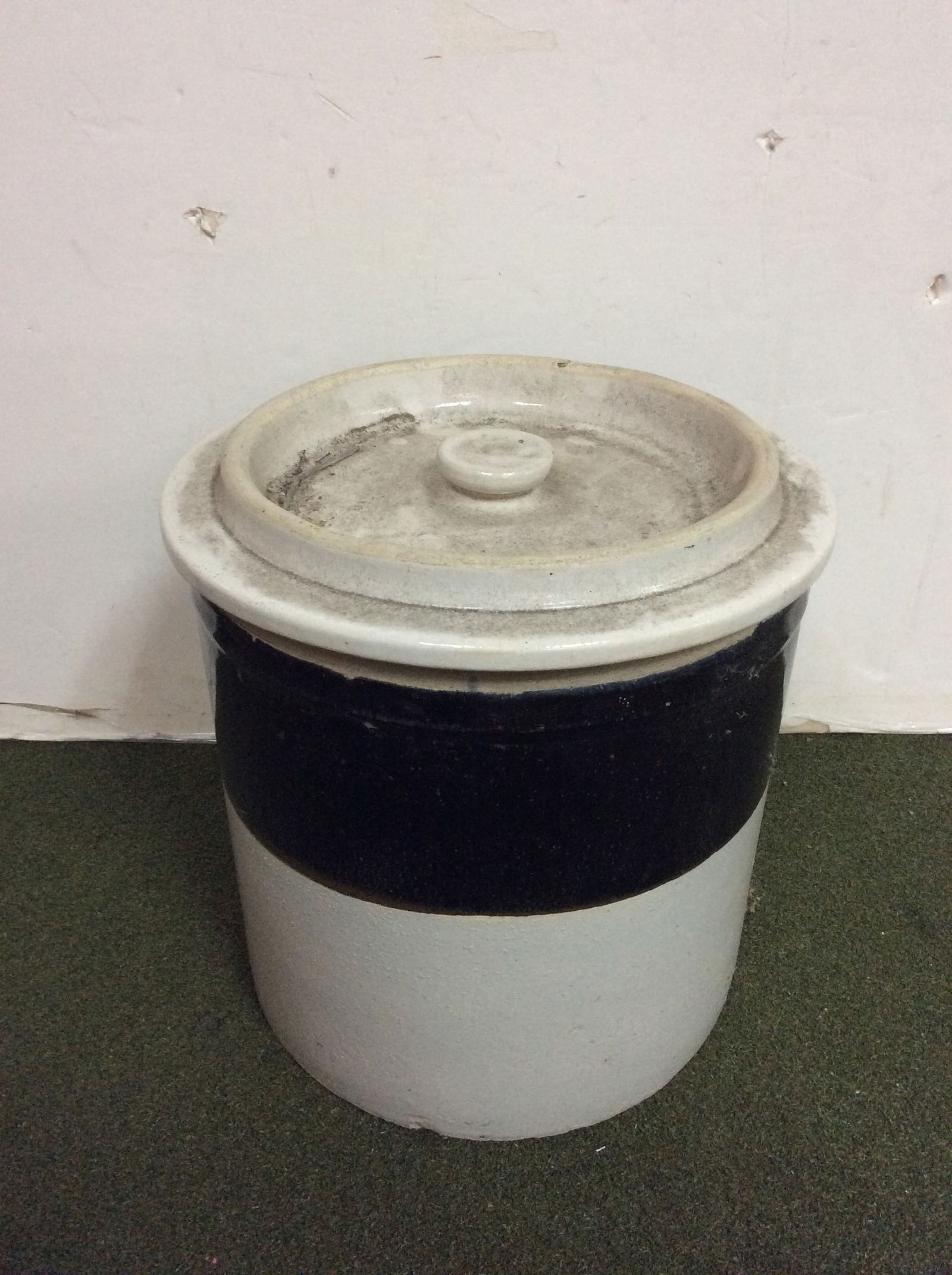 Vintage Stoneware Jug with Lid (13.25in Tall): Vintage Stoneware Jug with Lid (13.25in Tall)