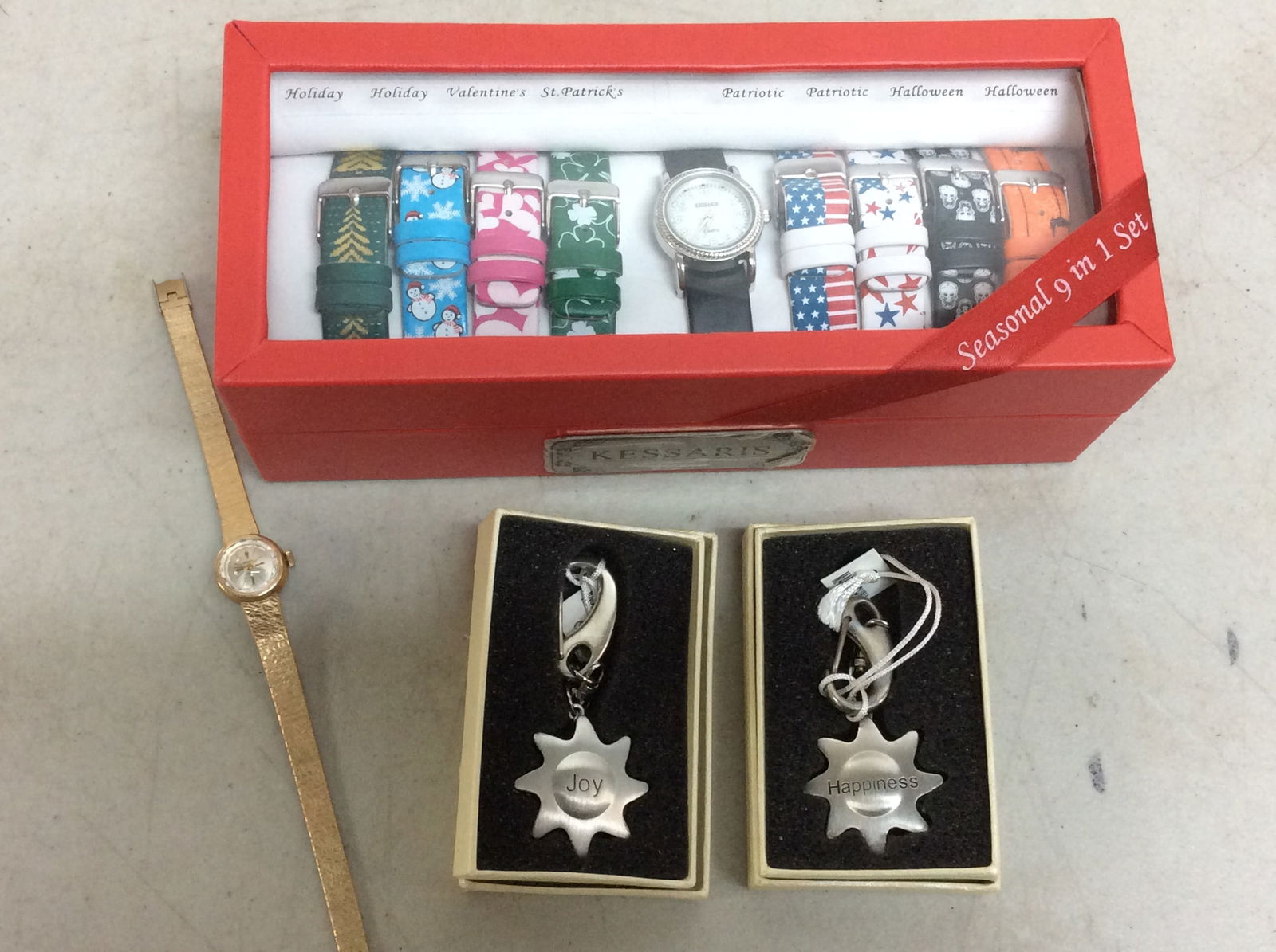 Stainless steel keychains and Kessaris seasonal watches set: Stainless steel keychains and Kessaris seasonal watches set