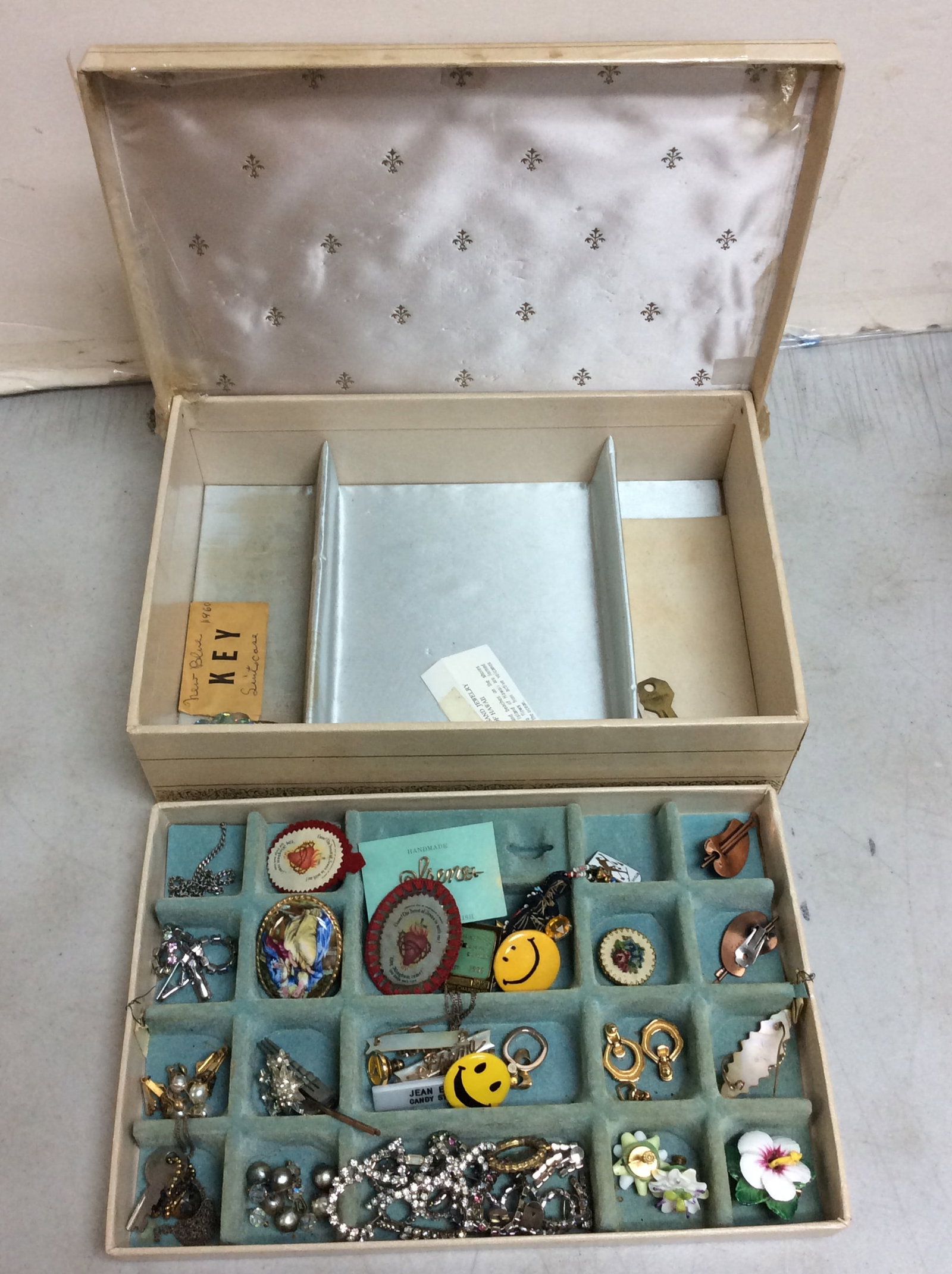 Jewelry box(12.5in.x8.5in.x3.25in.) full of pins, jewelry, and more: Jewelry box(12.5in.x8.5in.x3.25in.) full of pins, jewelry, and more