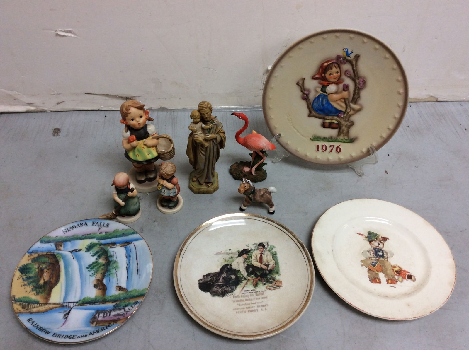 Collectible plates(Goebel, Knowles, Dresden,etc.), decorative ceramics, and more(tallest 6in.) (1 of 1)