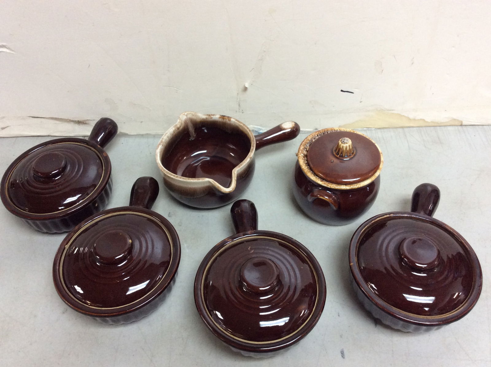 Hull over proof stoneware(tallest 4.5in.): Hull over proof stoneware(tallest 4.5in.)