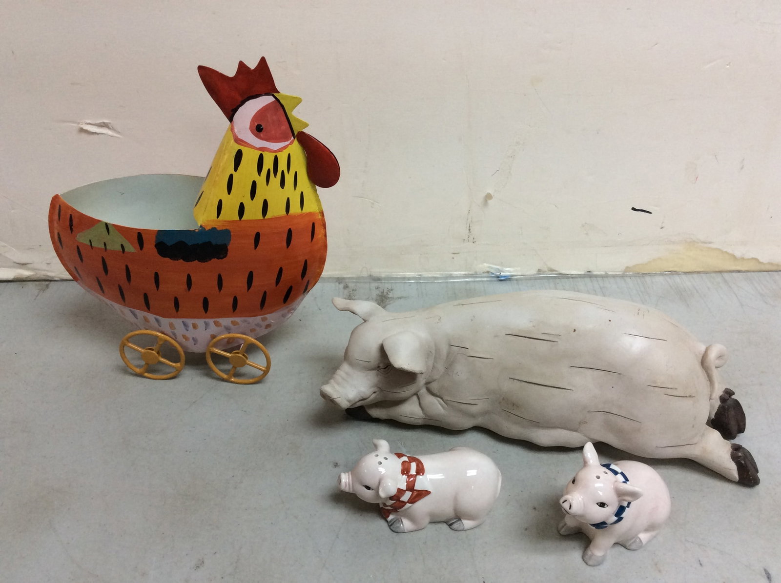 Pig decor(salt/pepper shakers(tallest 9.5in.): Pig decor(salt/pepper shakers(tallest 9.5in.)