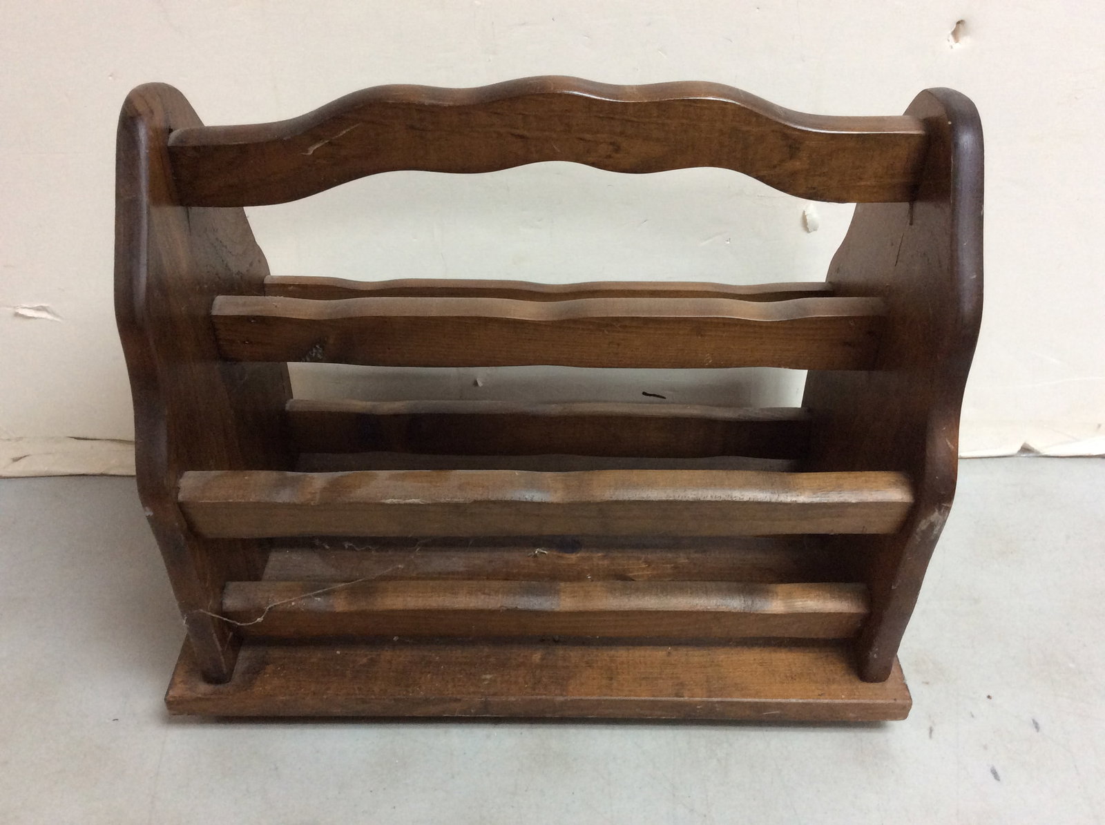 Vintage wooden magazine stand(13.5in.x16in.x9.25in.): Vintage wooden magazine stand(13.5in.x16in.x9.25in.)