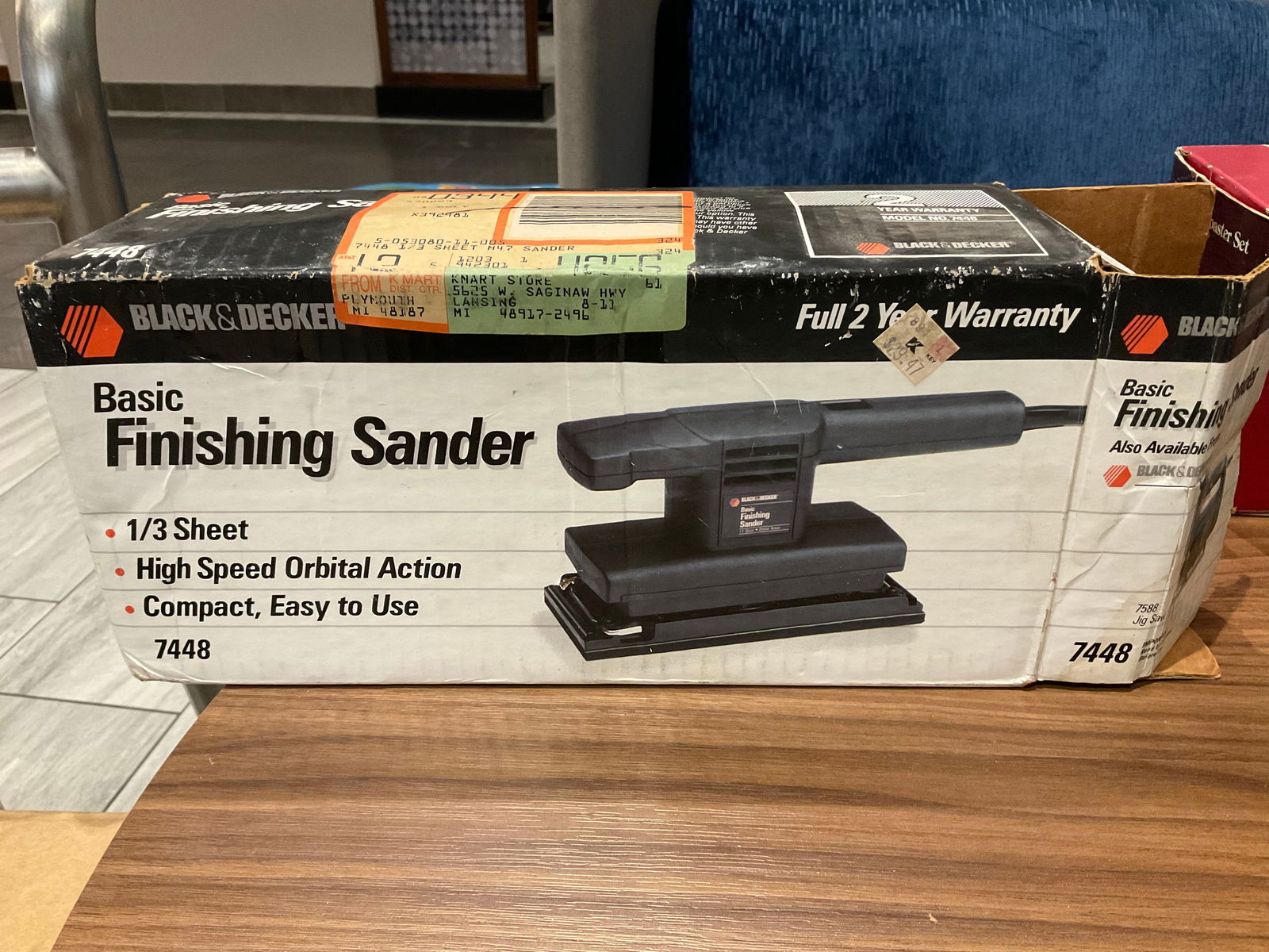 Black and Decker Basic Finishing Sander in the box (1 of 1)