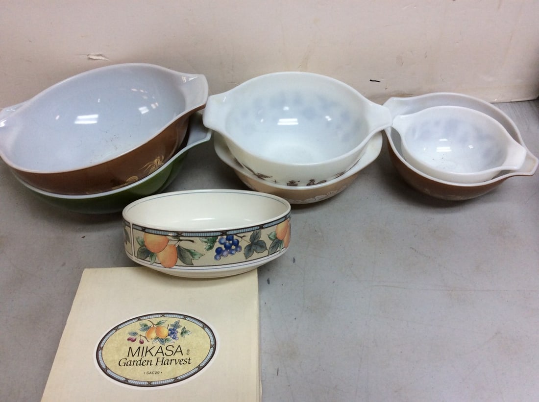 Pyrex bowls(largest 4.25in.x13in.x10in.)and Mikasa bowl: Pyrex bowls(largest 4.25in.x13in.x10in.)and Mikasa bowl