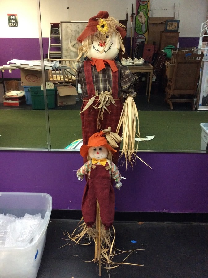 Decorative scarecrows(tallest about 59in.): Decorative scarecrows(tallest about 59in.)