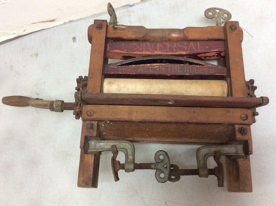 Vintage Universal Washer Wringer (1 of 1)