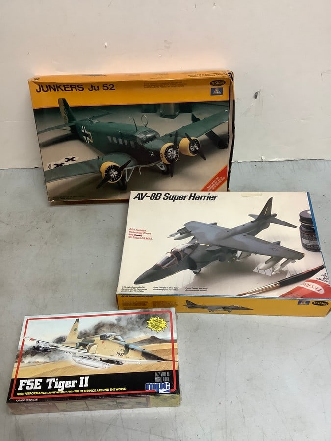 Vintage models(Junkers Ju 52, AV-8B Super Harrier, and F5E Tiger II): Vintage models(Junkers Ju 52, AV-8B Super Harrier, and F5E Tiger II)