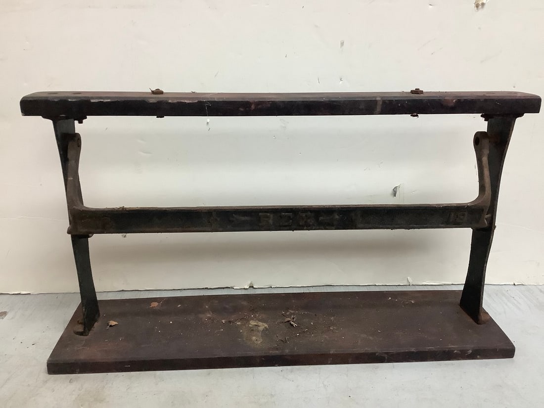 Vintage butcher block wrapping holder (18-REX-18)(20.5in.x5.5in.x12.5in.): Vintage butcher block wrapping holder (18-REX-18)(20.5in.x5.5in.x12.5in.)