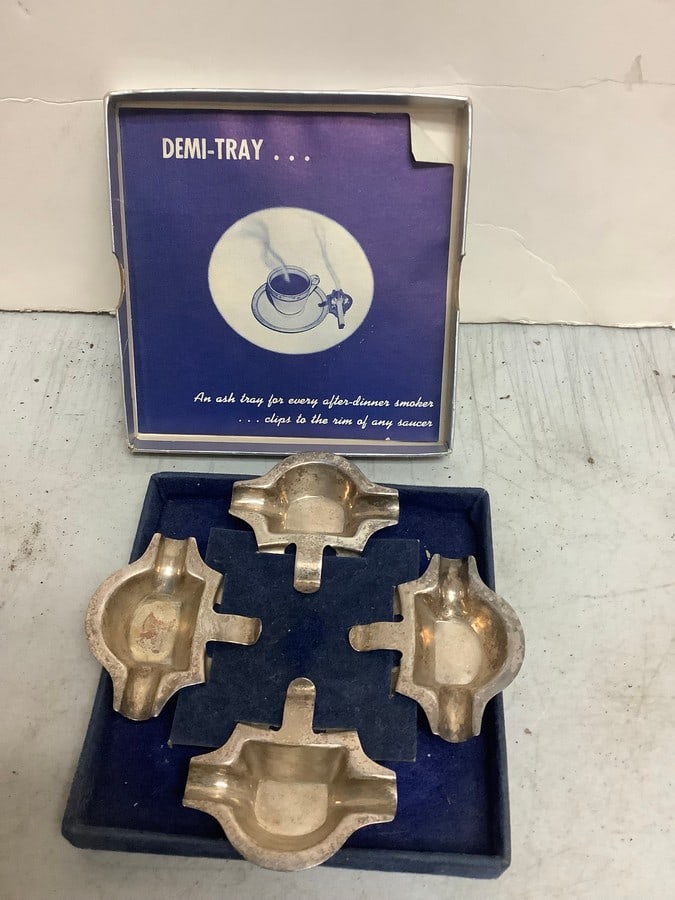 Vintage Demi-tray(4 clip-on ashtrays): Vintage Demi-tray(4 clip-on ashtrays)