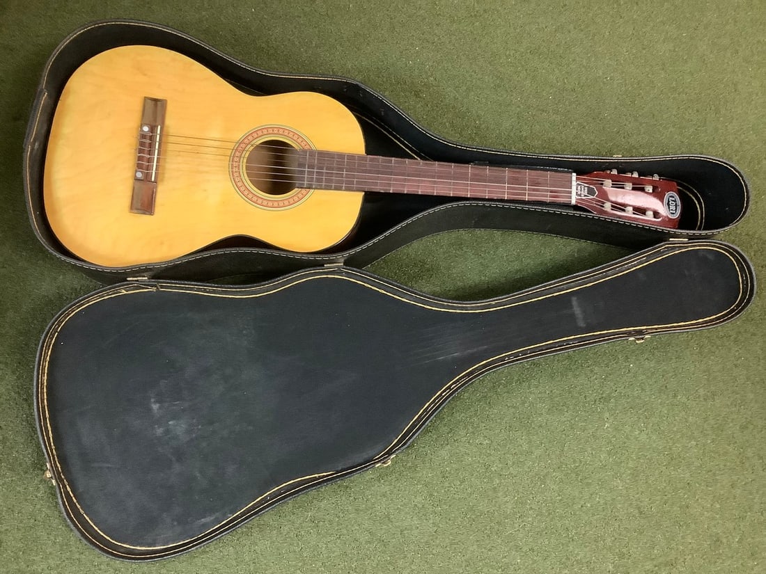 Lori acoustic guitar(36in.long): Lori acoustic guitar(36in.long)